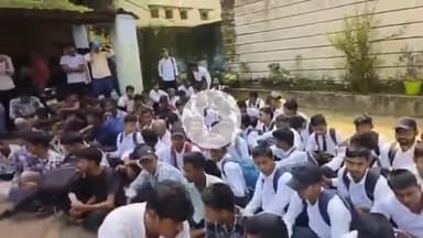 कांके: रांची के राजकीय पॉलिटेक्निक कॉलेज में हॉस्टल खाली कराने के विरोध में छात्र धरने पर बैठे