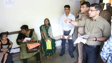 रामपुर: सोमवार को सहायक श्रमायुक्त कार्यालय पर जिलाधिकारी और पुलिस अधीक्षक ने की छापामारी, एक व्यक्ति को किया गिरफ्तार