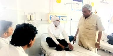 बागपत: BJP के जिलाध्यक्ष ने बागपत जिला अस्पताल पहुंचकर हमला में घायल पूर्व जिला मीडिया प्रभारी और उनके परिवार का जाना हालचाल