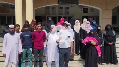 अमरोहा: अमरोहा कलेक्ट्रेट पहुंचे तकिया मोती शाह कांकर सराय के लोग, ध्वस्तीकरण की कार्रवाई रोकने की मांग की