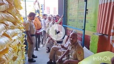 चरखी दादरी: दादरी में डीएपी के 1600 बैग का पुलिस की मौजूदगी में हुआ वितरण, टोकन के बाद ढाई किलोमीटर दूर मिले बैग