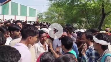 बीना: बिहरना में खाद को लेकर वेयर हाउस पर किसानों का हंगामा, कालाबाजारी के आरोप लगाए