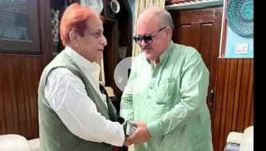 रामपुर: सपा के वरिष्ठ नेता मोहम्मद आजम खान से पूर्व सांसद दाउद अहमद ने आजम आवास पर 2 घंटे तक की मुलाकात