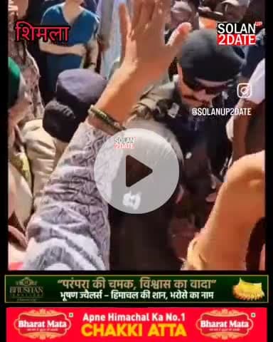 #किन्नौरी #टोपी में #सोनिया #गांधी लोगों के बीच अभिवादन स्वीकार करती हुईं#