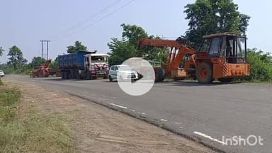 शिकारीपाड़ा: शिकारीपाड़ा के चायपानी के पास सड़क किनारे गिट्टी से लदा हाइवा पलटा