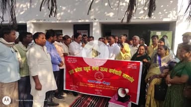 जौनपुर: कलेक्ट्री कचहरी में चतुर्थ श्रेणी कर्मचारियों ने मुख्यमंत्री को भेजा ज्ञापन