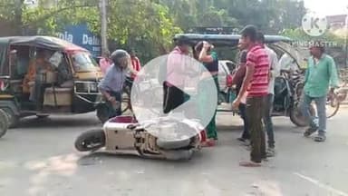 बक्सर: गोलंबर स्थित छोटकी सारीमपुर के पास स्कूटी सवार सड़क पर पलटे, बड़ी दुर्घटना टली