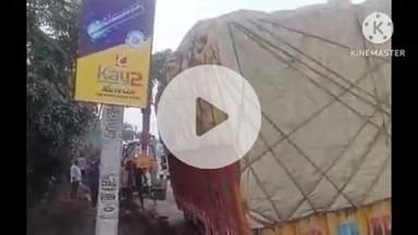 बक्सर: चौसा में ओवरब्रिज निर्माण में लापरवाही, सड़क में ट्रक धंसा, 12 घंटे बाद शुरू हुआ यातायात