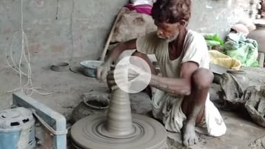 कैरो: कैरो प्रखंड क्षेत्र में दिवाली की रौनक, मिट्टी के कारीगर दीये बनाने में जुटे