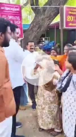 சங்கரன்கோயில்: சங்கரன்கோவிலில் மாற்றுத்திறனாளி குடும்பத்தினர்களுக்கு தீபாவளி புத்தாடை வழங்கிய எம்எல்ஏ