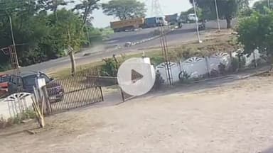 झांसी: NH 27 पर तिराहे पर स्पीड ब्रेकर से बाइक टकराई, दो युवक उछले, वीडियो वायरल, इलाज झांसी मेडिकल कॉलेज में चल रहा है