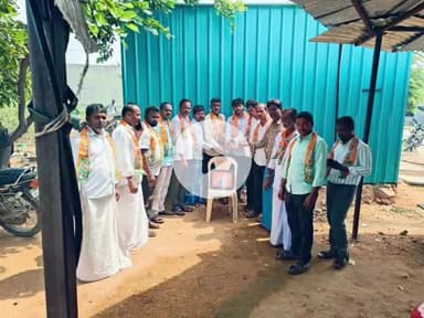 కాలూర్ తిమ్మనదొడ్డి: కేటి దొడ్డి మండల కేంద్రంలోని ప్రధానమంత్రి నరేంద్ర మోడీ చిత్రపటానికి పాలాభిషేకం నిర్వహించిన బీజేపీ నేతలు