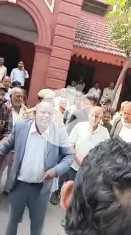 जौनपुर: जौनपुर में एक व्यक्ति ने डीएम गेट पर आत्मदाह की कोशिश की, पुलिस ने उसे बचाया