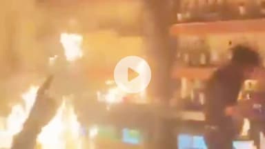 देहरादून: राजपुर स्थित एक बार में स्टंट दिखाते समय लगी आग, झुलसे कर्मचारी, मची अफरा-तफरी, वीडियो हुआ वायरल