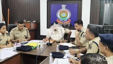 दुर्ग: दुर्ग रेंज के आईजी रामगोपाल गर्ग एवं SSP द्वारा सेक्टर 6 कंट्रोल रूम में जिले के राजपत्रित अधिकारियों की बैठक