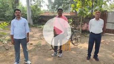 झाझा: रेलवे मध्य विद्यालय झाझा के मतदान केंद्र की अव्यवस्थाओं पर नप ईओ ने किया निरीक्षण, शुरू हुआ साफ-सफाई अभियान