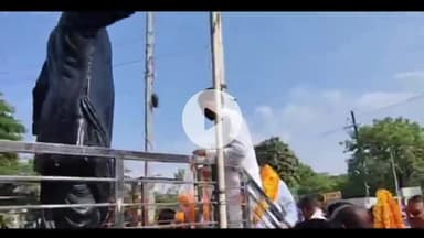 बक्सर: सिंबल लेकर पहली बार बक्सर पहुंचे पूर्व परिवहन मंत्री संतोष कुमार निराला, कार्यकर्ताओं ने किया स्वागत, जीत का किया दावा