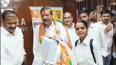 मथुरा: युवा कल्याण मंत्रालय द्वारा मथुरा में खिलाड़ियों को बांटी गई स्पोर्ट किट, विधायक ने किया जागरूक