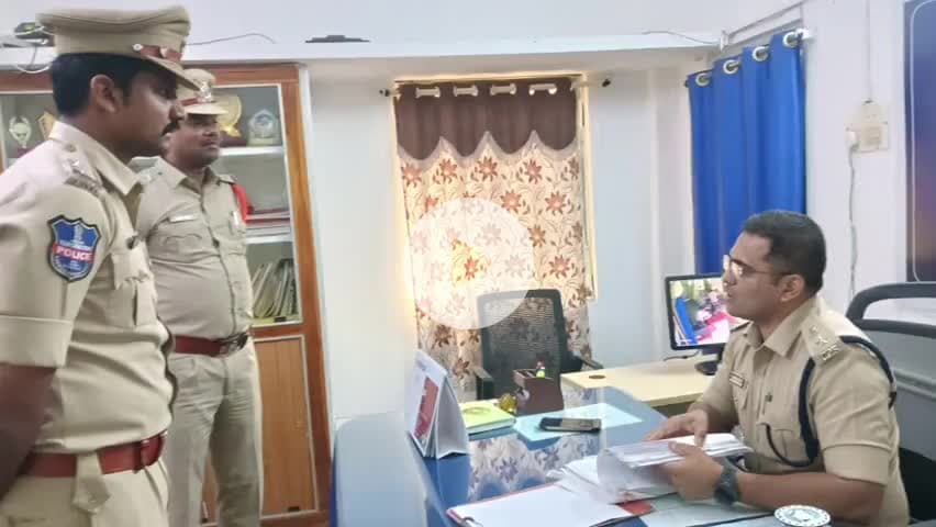 గంభీరావుపేట: గంబీరావుపేట పోలీస్ స్టేషన్ ను ఆకస్మిక తనిఖీ చేసిన జిల్లా ఎస్పీ మహేష్ బి గితే