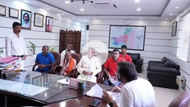 कोडरमा: उप विकास आयुक्त के जनता दरबार में ज़मीन विवाद और पेंशन योजना से जुड़ी कई शिकायतें आईं