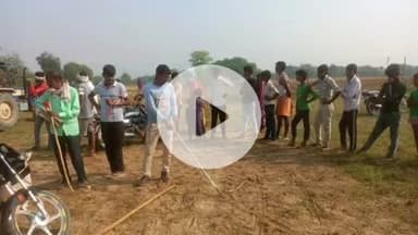 फतेहाबाद: फतेहाबाद के ग्राम छतरिया पुरा में ट्रैक्टर के बोनट से निकला 7 फीट लंबा कोबरा, ग्रामीणों में दहशत