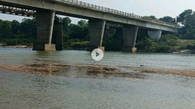 गिरिडीह: गिरिडीह में नेशनल ग्रीन ट्रिब्यूनल के आदेशों का उल्लंघन, गिरिडीह-डुमरी रोड पर बराकर नदी का दृश्य