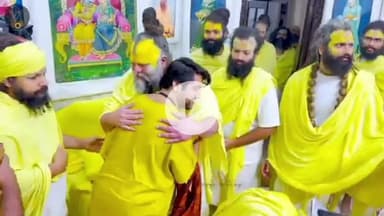 मथुरा: बागेश्वर धाम के पीठाधीश्वर ने संत प्रेमानंद महाराज से मिलकर स्वास्थ्य का हालचाल जाना, अपनी पदयात्रा को लेकर की चर्चा