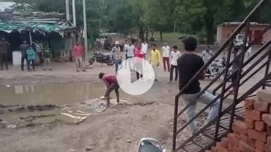 पुलिस की दादागिरी सरपंच का दबदबा ढलाई सेंटर चालू सड़क पर पानी सरपंच से खाने के बाद भी नहीं हो रहा  जिला विदिशा हैदरगढ़