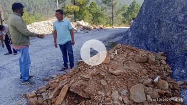 कांडा: रावतसेरा बांसपटान सड़क में सोलिंग कार्य में गुणवत्तायुक्त पत्थर नहीं बिछाने पर भाजपा नेता सूरज कुमार ने किया निरीक्षण