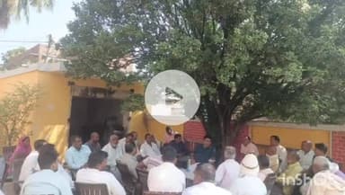 फरेंदा: फरेंदा में विधायक वीरेंद्र चौधरी ने चौपाल लगाकर समस्याएं सुनीं