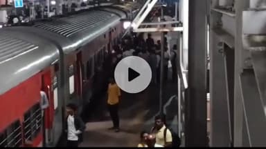 कांके: रांची रेलवे स्टेशन पर रेलवे पुलिस ने ट्रेन में छापेमारी कर करीब एक दर्जन बच्चों को बचाया