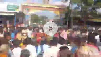 మల్దకల్: మల్దకల్ బస్టాండ్ లో ప్రియాంక శవంతో ధర్నా నిర్వహించిన  కుటుంబ సభ్యులు