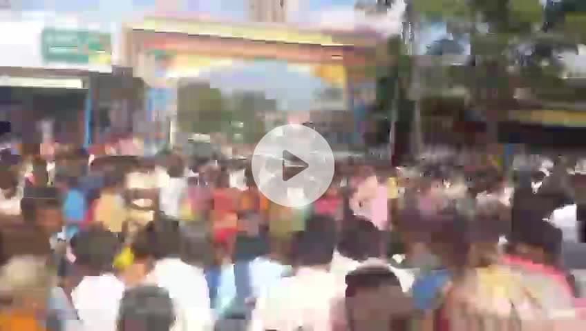 మల్దకల్: మల్దకల్ బస్టాండ్ లో ప్రియాంక శవంతో ధర్నా నిర్వహించిన  కుటుంబ సభ్యులు