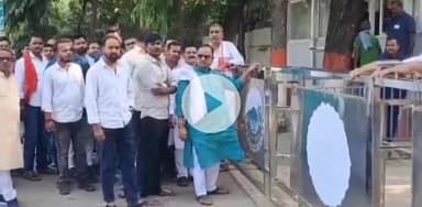 पटना ग्रामीण: JDU विधायक गोपाल मंडल ने समर्थकों संग CM आवास के बाहर दिया धरना, टिकट काटने की साजिश का लगाया आरोप