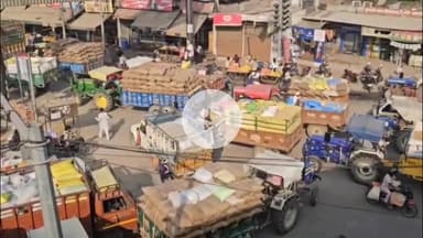 मथुरा: मथुरा मंडी समिति के बाहर धान खरीद नहीं होने से किसानों ने लगाया हंगामा और जाम