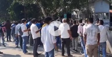 पटना ग्रामीण: सीएम आवास के बाहर महुआ विधानसभा के जदयू समर्थकों ने टिकट को लेकर किया हंगामा