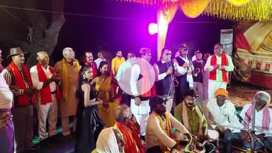 अपने सैनिक साथियों के साथ अध्यक्ष राम नाथ सिंह हरिकीर्तन गायन करते हुए साथ में डुमरांव अनुमंडल अध्यक्ष हरिशंकर सिंह ।