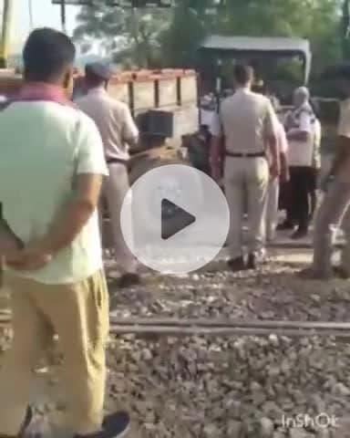देेेवरिया: बैतालपुर के बढ़या रेलवे क्रॉसिंग के पास ईट से लदी ट्रैक्टर ट्राली रेलवे ट्रैक पर फंसी, 1 घंटे तक यातायात बाधित