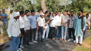 गिरिडीह: गांडेय में झामुमो के विभिन्न वर्ग संगठन के गठन को लेकर स्वर्गीय बसंत पाठक स्मारक प्रांगण में हुई बैठक