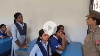 नौगावां सादात: मिशन शक्ति अभियान के तहत नौगांवा थाना पुलिस ने छात्राओं को साइबर अपराध के प्रति जागरूक किया