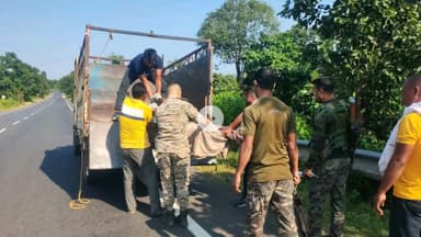 गिरिडीह: डुमरी मुख्य पथ पर पुरनानगर के पास सड़क किनारे मिला एक व्यक्ति का शव, पुलिस ने पोस्टमार्टम के लिए भेजा