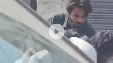 देहरादून: देहरादून में दिनदहाड़े गुंडागर्दी, दर्शन लाल चौक पर दबंगों ने एक युवक की बेरहमी से पिटाई की