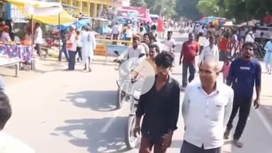 खड्डा: मठिया के 97वें दशहरा मेले में बुजुर्गों ने लिया जोरदार कुश्ती का आनंद, आम्रपाली को देखने के लिए तड़पते रहे लड़के