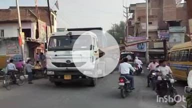 औरैया: दिबियापुर कस्बा स्थित सहायल तिराहे पर तेज रफ्तार डंपर ने तोड़ा हाइट गेज, बड़ा हादसा होने से टला