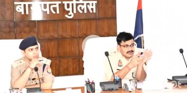 बागपत: SP ने पुलिस लाइन बागपत में CO, थाना प्रभारी और अन्य अधिकारियों के साथ आगामी त्योहार और अपराध को लेकर की गोष्ठी