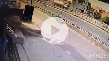 औरैया: दयालपुर चौराहे के समीप खड्ड में उछली बाइक, महिला उछलकर गिरी सड़क पर, हालत गंभीर, वीडियो सोशल मीडिया पर वायरल