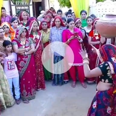 ये महिला जो नृत्य कर रही है कोई साधारण महिला नहीं है, बल्कि रूक्मिणी रियाद, गंगानगर जिले (राजस्थान) की कलेक्टर हैं। आईएएस होने के बावजूद वह अपनी संस्कृति से पूरी तरह जुड़ी हैं। सभी को जीवन खुल कर जीना चाहिए। एक बार आप भी जरुर देखें | |