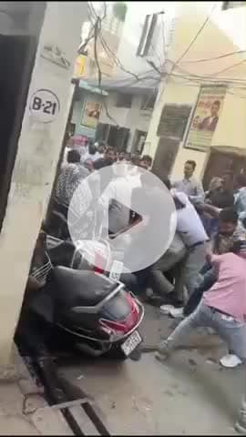 मुज़फ्फरनगर: कचहरी परिसर बना रणभूमि, दहेज केस की सुनवाई के दौरान दोनों पक्ष भिड़े, जमकर चले लात-घुसे, कई घायल, वीडियो वायरल