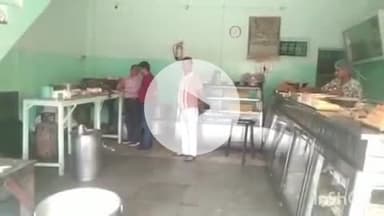 औरैया: त्योहार से पहले मुरली स्वीट हाउस पर खाद्य विभाग की छापेमारी, बर्फी का नमूना लैब भेजा गया