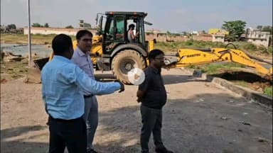 गिरिडीह: लोक आस्था के महापर्व छठ को लेकर नगर निगम के उपनगर आयुक्त ने टीम के साथ छठ घाटों का किया निरीक्षण